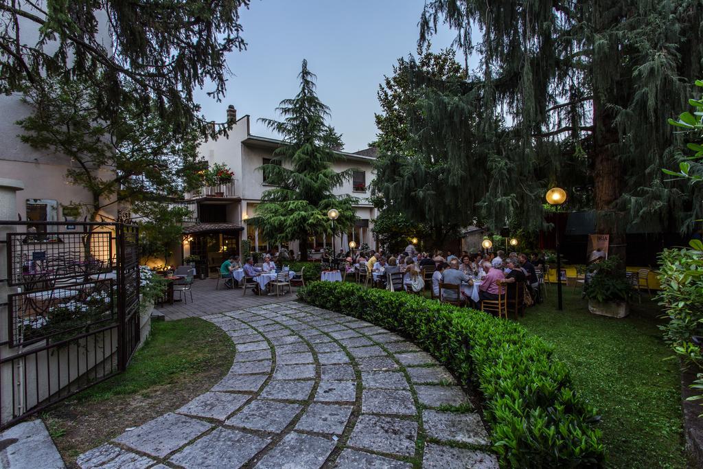 Albergo Locanda Cavallino Toscolano Maderno Exterior photo